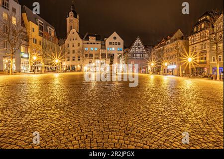 Der Marktplatz von Jena mit der Statue von Hanfried und der Stadtkirche „Sankt Michael“ im Hintergrund bei Nacht, Jena, Thüringen, deutsch Stockfoto