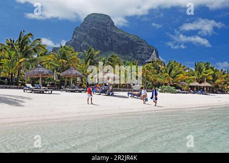 Strand und Le Morne Brabant Berg im Sonnenlicht, Beachcomber Hotel Paradis &amp;amp;amp;amp;amp;amp; Golf Club, Mauritius, Afrika Stockfoto