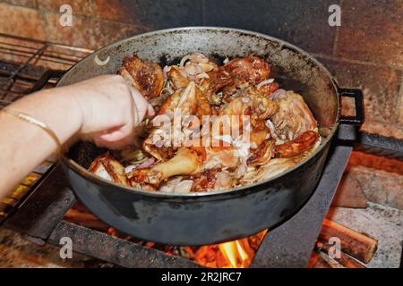 Zubereitung von Hühnchen-Curry, La Réunion, Indischer Ozean Stockfoto