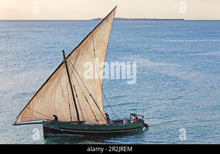 Traditionellen Dhau bei Dämmerung, Sansibar, Tansania, Afrika Stockfoto