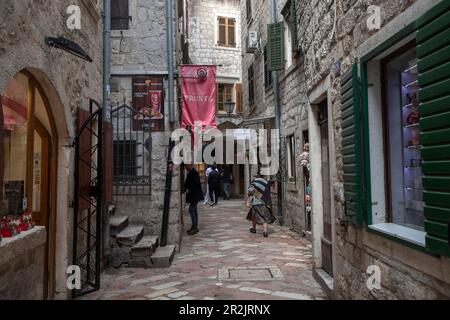 Montenegro, 2023. April: Blick auf eine typische enge Kopfsteinpflasterstraße der Altstadt von Kotor Stockfoto