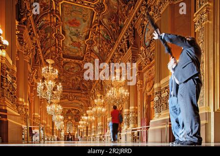 Menschen im Grand Foyer der Oper Garnier, Paris, Frankreich, Europa Stockfoto