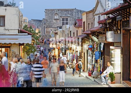 Menschen in der Sokrates-Straße in der Abend, alte Stadt Rhodos, Rhodos, Dodekanes, Griechenland, Europa Stockfoto