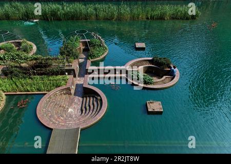 Garten mit Sitzecken unter dem Wasserspiegel in der Barbican Centre, London, England, Vereinigtes Königreich Stockfoto