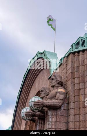 Hauptbahnhof Helsinki, Eingangsportal mit Granitfiguren von Emil Wikström, Wahrzeichen, Helsinki, Finnland Stockfoto