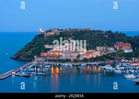 Blick auf Porto Ercole, Monte Argentario, Maremma, Provinz Grosseto, Toscana, Italien Stockfoto