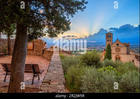 Sonnenuntergang über der Basilica di San Francesco in Assisi, Provinz Perugia, Umbrien, Italien Stockfoto