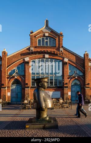 Kleine Statue von Toripolliisi auf dem Marktplatz, Oulo, Finnland Stockfoto