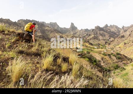 Junge, Wanderer, Touristen, die die spektakuläre Landschaft mit seltsamen Felsformationen im Inneren der Insel Santo Antao, Cabo verde, Afrika, betrachten Stockfoto