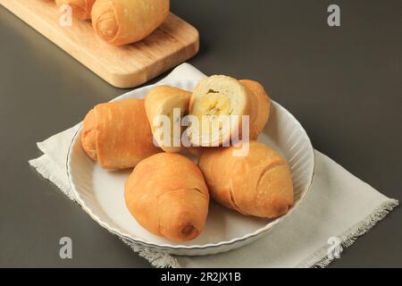 Kue Molen Pisang, Gebäck mit Bananenfüllung und frittiert. Stockfoto