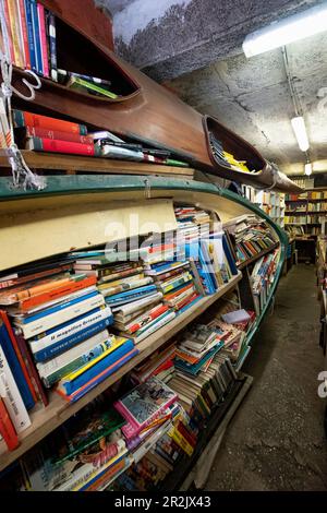 Ansicht von Büchern in Booten in der Libreria Aqua Alta in Venedig, Venetien, Italien, Europa Stockfoto