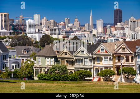 Die Postkartenreihe der bemalten Damen ist ein klassisches Fotomotiv in San Francisco Stockfoto