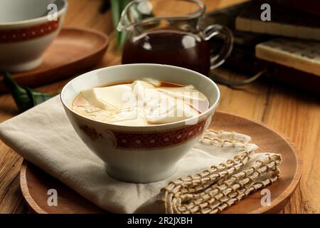 Tau Huay oder Douhua. Chinesischer weicher Sojabohnenpudding mit zuckerhaltigem Wasser. Singapur-Soja-Pudding Stockfoto