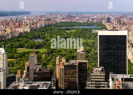 Der Blick vom Aussichtspunkt auf das Rockefeller Center in Ney York ist überwältigend Stockfoto