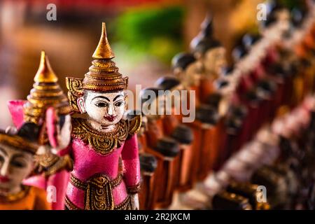 Eine hell bemalte Holzfigur auf einem Marktstand im Shan-Staat Myanmar, Asien Stockfoto