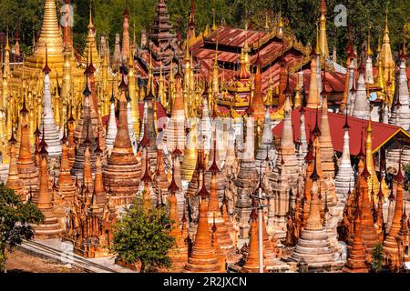 Der Pagodenwald von in-Dein am burmesischen Inle Lake besteht aus vielen ringförmigen, sich verjüngenden Stupas htis als Verschluss Stockfoto