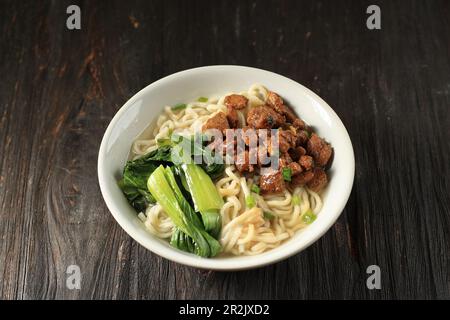 Mie Ayam, beliebtes indonesisches Street Food mit Nudeln, Huhn und grünem Gemüse mit köstlicher Brühe Stockfoto