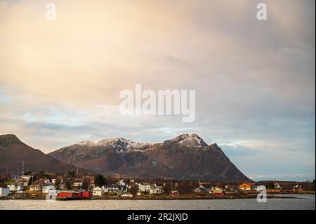 Risoyhamn der Risöy-Kanal in Risöysund, Hurtigrute, Vesteralen, Norwegen, Europa Stockfoto