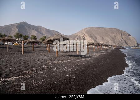 Sonnenschirme am Perissa Beach, Santorini, Santorin, Kykladen, Ägäis, Mittelmeer, Griechenland, Europa Stockfoto