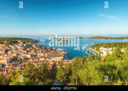 Luftaufnahme der Altstadt von Hvar auf der Insel Hvar, Dalmatien, Kroatien. Hafen der Altstadt mit Yachten und Booten. Sommerurlaubsort Stockfoto