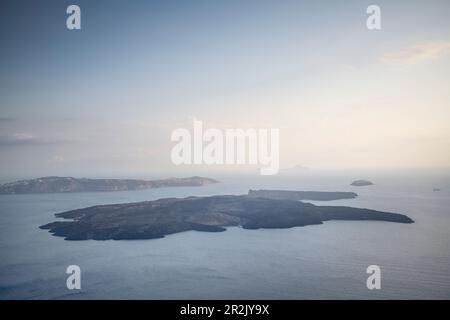 Blick von Fira auf den Vulkan (Caldera) von Santorini, Santorin, Kykladen, Ägäis, Mittelmeer, Griechenland, Europa Stockfoto