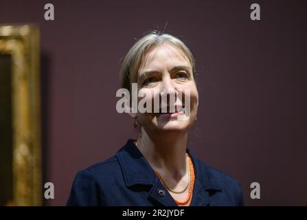 Dresden, Deutschland. 11. Mai 2023. Marion Ackermann, Generaldirektorin der Staatlichen KunstsammlungenDresden, steht auf der Pressetour der Ausstellung "Out of the Shadows. Women Artists from the 16. to the 18. century“ im Semper Cabinet der Old Masters Picture Gallery. Kredit: Robert Michael/dpa/Alamy Live News Stockfoto