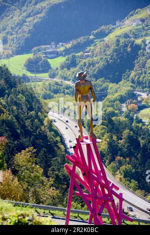 Kunst von Peter Senoner und Autobahn bei Klausen, Eisacktal, Südtirol, Italien Stockfoto