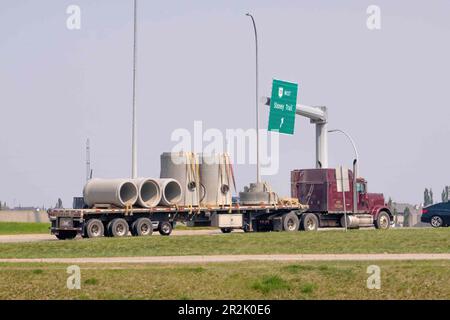 Calgary, Alberta, Kanada. 18. Mai 2023. Ein Anhänger mit einer Fracht aus einem Zylinder aus Beton. Stockfoto