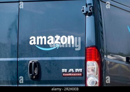 Calgary, Alberta, Kanada. 18. Mai 2023. Eine Nahaufnahme eines Amazon RAM Promaster Lkw-Vans. Stockfoto