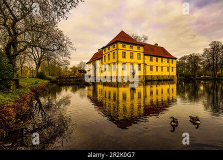 Schloss Strünkede in Herne an einem Frühlingsmorgen, Ruhrgebiet, Nordrhein-Westfalen, Deutschland Stockfoto