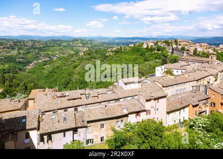 Perugia; Blick von der Via delle Prome und der Fortezza di Porta Sole auf Santa Maria Nuova und die hügelige Landschaft Stockfoto