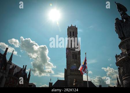 Der Glockenturm von Brügge in Grote Markt an einem sonnigen Tag - Belgien Stockfoto