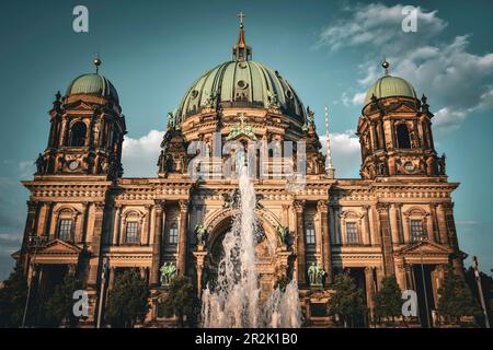 Berliner Dom an einem Sommertag Stockfoto
