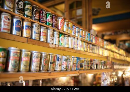 Sammlung von Bierdosen aus der ganzen Welt in der gemütlichen Bar in Punta Arenas, Patagonien, Chile, Südamerika Stockfoto