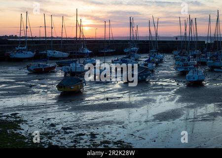 Musselburgh Hafen in Schottland bei Sonnenuntergang an einem wunderschönen Sommerabend. Stockfoto