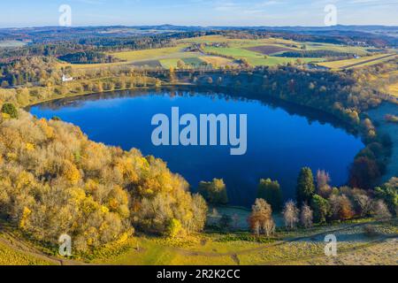 Luftaufnahme des Weinfelder Maar bei Daun, Totenmaar, Dauner Maare, Eifel, Rheinland-Pfalz, Deutschland Stockfoto