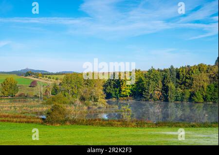 Booster Maar mit Blick auf die Nürburg, Eifel, Rheinland-Pfalz, Deutschland Stockfoto