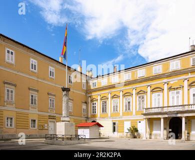 Rijeka; Stendarac, Steinfahnenmast; Relief von St. Vid mit einem Modell der Burg in der Hand Stockfoto