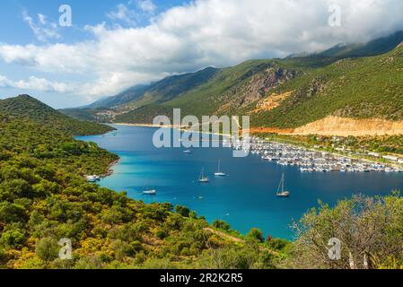 Sehen Sie den türkisfarbenen Wasserhafen im Mittelmeer mit Jachthafen und Yachten in der Nähe von Kas, Antalya, der Türkei und Asien. Panorama der kleinen mediterranen Yachtin Stockfoto