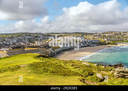 St. Ives Porthmeor Beach von der Inselhalbinsel aus gesehen, Cornwall, England, Großbritannien Stockfoto