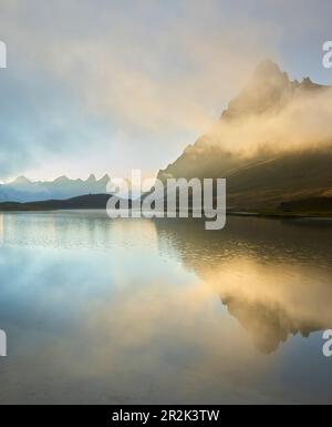 Sonnenuntergang am Lac de Cerces, Pic de la Ceinture, Rhones Alpes, Hautes-Alpes, Frankreich Stockfoto