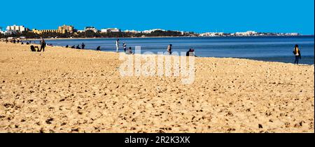 Sousse, Tunesien, 8. Januar 2023: Boujaafar Strand im Winter mit blauem Himmel und Sonnenschein mit entspannenden Menschen Stockfoto