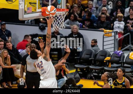 Los Angeles, USA. 19. Mai 2023. WNBA Los Angeles Sparks - Phoenix Mercury: Phoenix Mercury Center Brittney Griner (42) wirft den Ball. Kredit: Maximilian Haupt/dpa/Alamy Live News Stockfoto