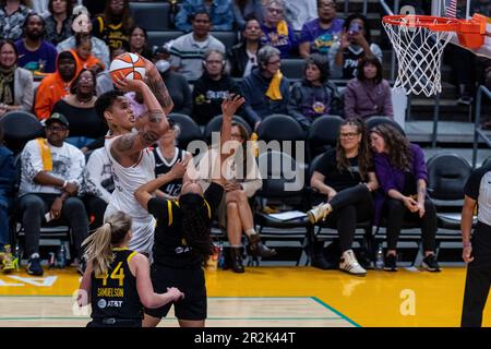 Los Angeles, USA. 19. Mai 2023. WNBA Los Angeles Sparks - Phoenix Mercury: Phoenix Mercury Center Brittney Griner (42) wirft den Ball. Kredit: Maximilian Haupt/dpa/Alamy Live News Stockfoto