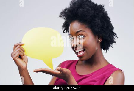 Glückliche schwarze Frau, Porträt- und Sprechblase für soziale Medien, Überraschung oder Fragen vor weißem Studiohintergrund. Afrikanische Frau mit Stockfoto