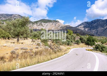 Nida-Hochebene in der Nähe von Zaros, Landstraße Stockfoto