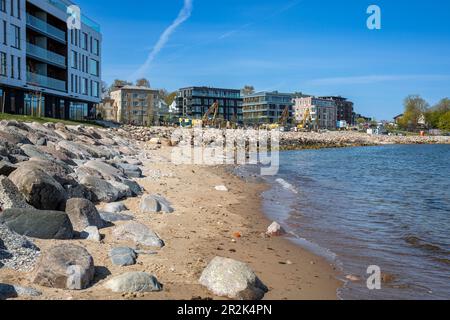 Kalarand Shore, kleiner Sandstrand neben einem neu erbauten Wohnviertel in Tallinn, Estland Stockfoto