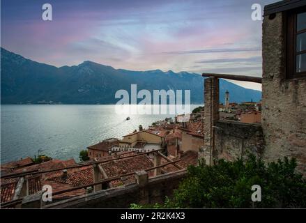 Blick auf den Gardasee und Limone sul Garda von einem Zitronenhaus. Stockfoto