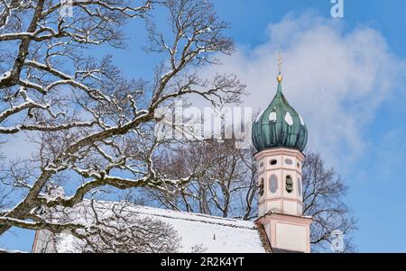 Die kleine Kirche St. Georg im Murnauer Moos im Winter, Murnau, Bayern, Deutschland Stockfoto