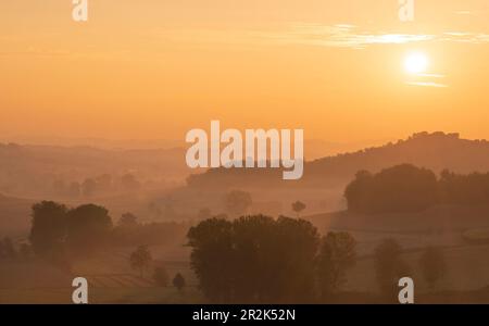 Fantastischer Sonnenaufgang über den Hügeln von Piemont, Italien, Europa Stockfoto